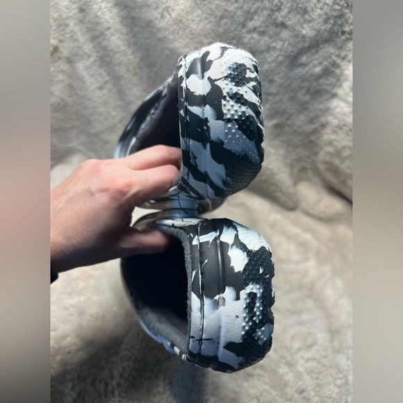 Lined Crocs women’s size 10 or mens 8 - Picture 5 of 6